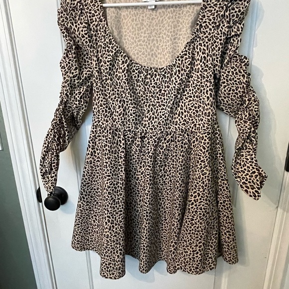 Topshop Dresses & Skirts - Topshop Beige and Black Leopard Print Dress
0027